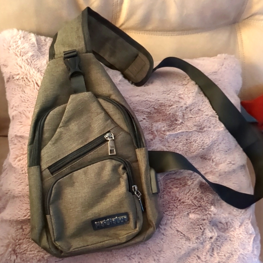 New Rop Men's Sling Bag Small Chest Crossbody Shoulder Bag with USB Charg